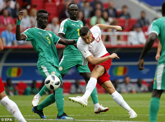 Senegal thi đấu tự tin bất chấp Ba Lan cố gắng bung sức tấn công. Khi mà hàng công còn chưa biết cách tìm đường vào khung thành đối thủ thì hệ thống phòng ngự "Đại bàng trắng" lại tiếp tục mắc sai lầm.
