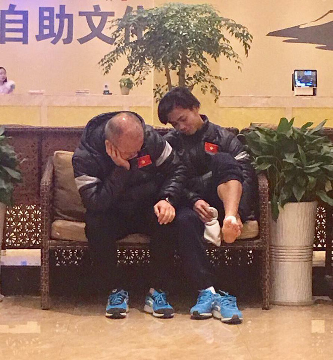 "Chân nhiều mồ hôi quá nhé Phượng. Về ngâm chân đi cho đỡ mùi" là bình luận vui vẻ được một dân mạng để lại bức ảnh chụp HLV Park Hang Seo ngồi kế bên Công Phượng khi cầu thủ này đang thay tất.