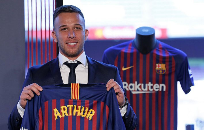 Ngay sau khi chia tay Paulinho, ban lãnh đạo Barcelona đã chiêu mộ một cầu thủ Brazil khác đó là Arthur Melo từ CLB Gremio.