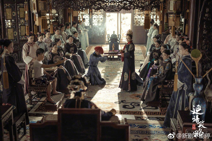 Từ vai hoàng thượng, Xuân Huy đã hóa thân thành cung tân mỹ nữ của Diên Hy Công Lược.