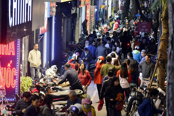 Ngay sau khi những bức ảnh giới trẻ nằm la liệt chờ săn hàng ngày Black Friday được lên sóng rất nhiều ý kiến trái chiều từ CĐM đã được đưa ra và đa phần đều cho rằng đây là điều khá "nhảm" bởi dù có là giảm giá nhưng không cần đến nỗi phải hành xác tới vậy.