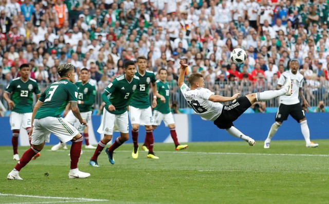 Sau bàn thua, tưởng chừng như các nhà ĐKVĐ World Cup bừng tỉnh nhưng không. Họ vẫn mơ hồ với lối đá cửa trên của mình bằng những miếng đánh cánh. Dù có thể có những tình huống các tiền vệ của ĐT Đức đã kéo giãn được hàng phòng ngự của Mexico ra xa nhưng các chân sút của họ như Oezil, Kroos, Muller hay cả Mario Gomez đều dứt điểm rất tệ, khi thi đi chệch khung thành rất xa, khi thì lại không đủ độ khó để hạ thủ môn Ochoa.