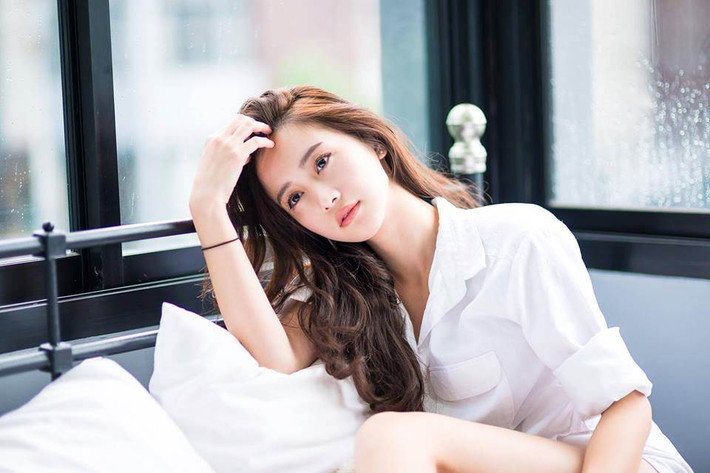 Cụ thể, trên các diễn đàn của xứ sở kim chi, hình ảnh của Jun Vũ xuất hiện tràn ngập. Phía dưới phần bình luận, đông đảo dân mạng không giấu nổi sự thích thú và liên tục dành lời khen ngợi cho nhan sắc của Jun Vũ.