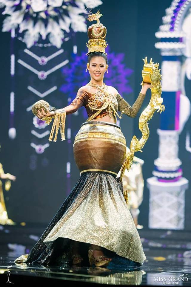 Được chuẩn bị cầu kì và tỉ mỉ từ trang phục cho đến đạo cụ nhưng những thí sinh Thái Lan vẫn khiến nhiều người "mắt chữ A miệng chữ O" khi bước ra sân khấu.