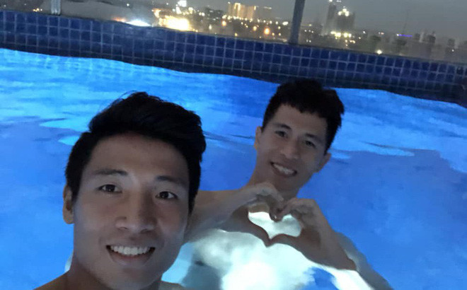 Tình bạn giữa cặp tuyển thủ U23 Việt Nam là Tiến Dũng và Đình Trọng là điều mà nhiều người biết từ lâu nhưng chứng kiến những bức ảnh "thân mật" của cặp đôi này, hẳn nhiều người vẫn phải đặt vấn đề về giới tính.