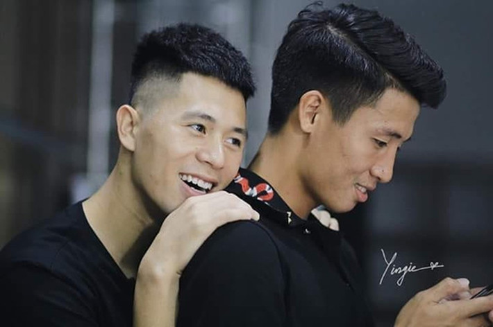 Mặc dù bị để ý gán ghép từ lâu, song "anh Tư" Tiến Dũng và Đình Trọng vẫn bất chấp dư luận, vô tư chia sẻ hình ảnh thường ngày dính nhau như sam, ăn ngủ cùng nhau, nghĩ ra đủ trò làm fans hâm mộ cười đau ruột.