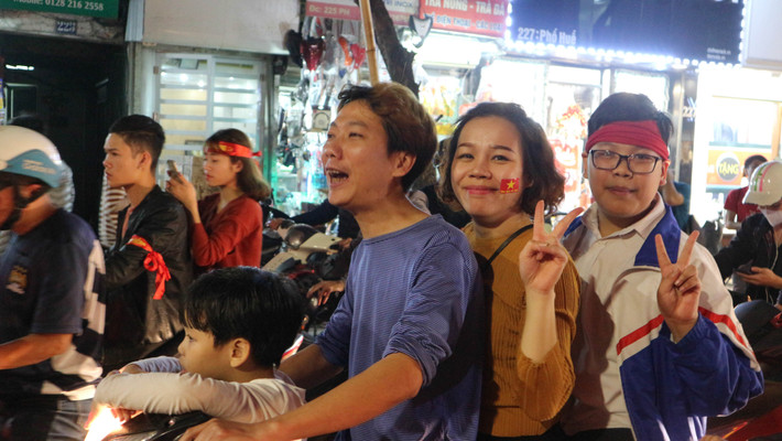Phỏng vấn nhanh anh Hoàng Nghĩa (SN 1984 tại Hà Nội) cho biết: "Cảm xúc của tôi lúc này là rất khó tả, xem trận đấu mà tôi muốn đứng tim nhưng sau khi Văn Thanh dứt điểm thành công, tôi lại vỡ òa cảm xúc. Nói chung gác lại hết mọi việc, ra đường ăn mừng là việc tôi và gia đình sẽ làm trong tối nay".