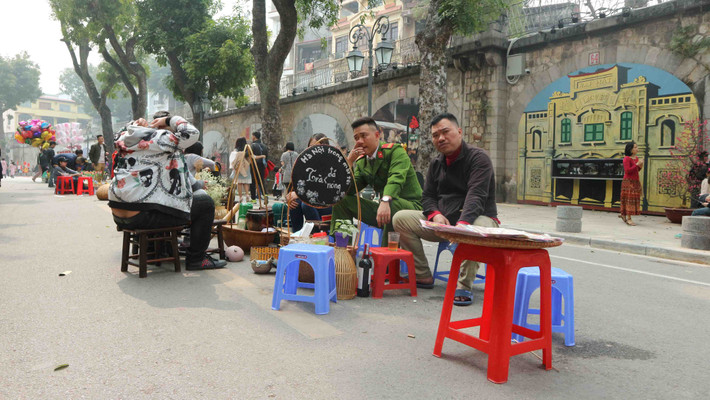 Không chỉ mang đến cho người Hà Nội những khoảnh khắc hoài niệm về cái Tết xưa, không gian văn hóa phố cổ Phùng Hưng còn khiến nhiều người cảm nhận được sự nhộn nhịp trong những ngày cận Tết và nét mộc mạc xưa cũ.