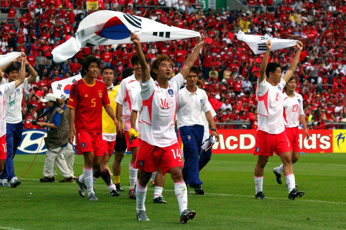 World Cup 2002 cũng chứng kiến thêm một câu chuyện thần kỳ khác mang tên Hàn Quốc. Đội bóng châu Á thể hiện uy thế của đội chủ nhà khi đánh bại 2 đại diện châu Âu là Ba Lan và Bồ Đào Nha ở vòng bảng. Ở lượt trận cuối họ cầm hòa Mỹ và ung dung bước vào vòng 1/16 với vị trí nhì bàng.