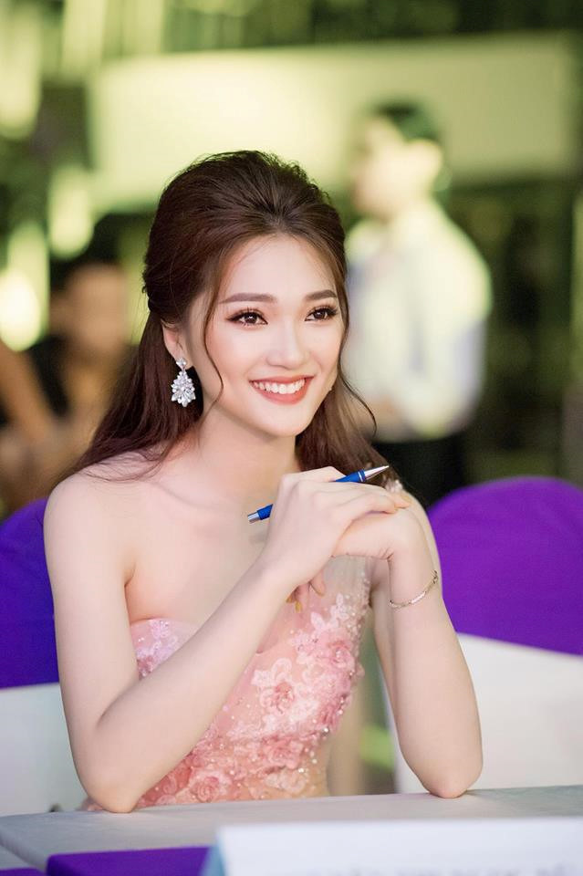 Dù chưa từng lên tiếng xác nhận, Nguyễn Ngọc Nữ (24 tuổi) được nhiều dân mạng tin là bạn gái của cầu thủ Phan Văn Đức. Hai người thường xuyên bình luận qua lại thân thiết trên mạng xã hội.