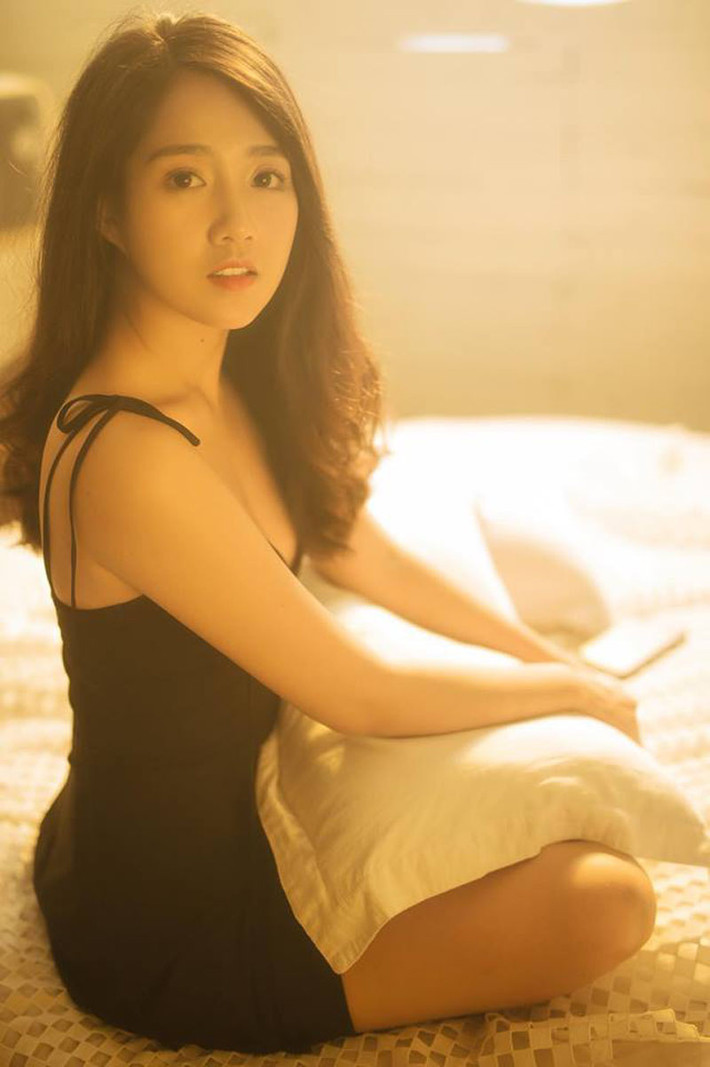 Thay vì "nhá hàng" bằng vài bức hình diện bikini khoe dáng thon trên Instagram như trước đó, Trinh Xíu đã chơi lớn với loạt ảnh gợi cảm khiến người xem bỏng mắt.