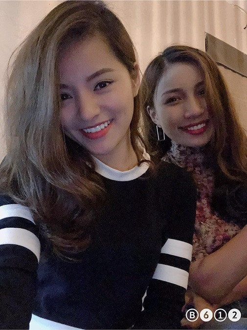 Dù đã có 1 con nhưng Hà Thu có khuôn mặt khá xinh đẹp và ưa nhìn, kèm theo gu thời trang nóng bỏng, gợi cảm. Hà Thu cũng có tài về ca hát nên ít nhiều trở thành gương mặt thân quen với giới mộ điệu trong nước.