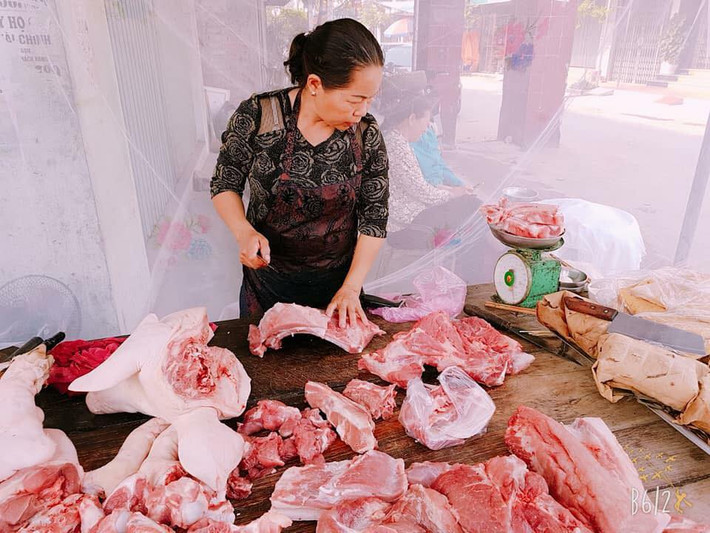 Nhìn từ xa gian hàng thịt này nhiều người cảm giác đó như một căn phòng thu nhỏ, ai muốn mua thì có thể đứng ngoài chiếc màn, khi đợi cô chủ quán cắt thịt và cân đủ sau đó đưa ra ngoài rồi thu tiền là xong.