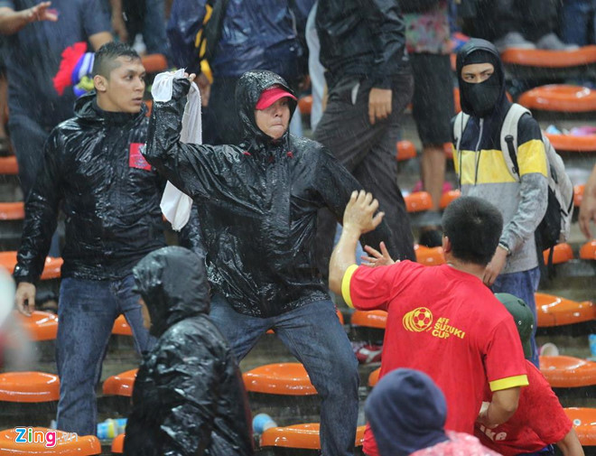 Đứng trước tình trạng này, Đại sứ quán Việt Nam tại Malaysia đã phát đi thông điệp, lưu ý CĐV Việt Nam cần ứng xử văn minh, kiềm chế tránh những hành vi khiêu khích, quá khích đối với CĐV đội nhà đề phòng nguy cơ xô xát xảy ra ảnh hưởng tới hình ảnh các cầu thủ đội tuyển Việt Nam.
