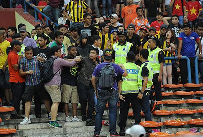 Ngay sau đó, vào 8/12, khu vực quảng trường Merdeka, Kuala Lumpur, có thể có biểu tình quy mô lớn với sự tham gia của hàng trăm nghìn người. Do vậy, các CĐV nên hạn chế đến khu vực này hoặc những nơi công cộng tụ tập đông người.