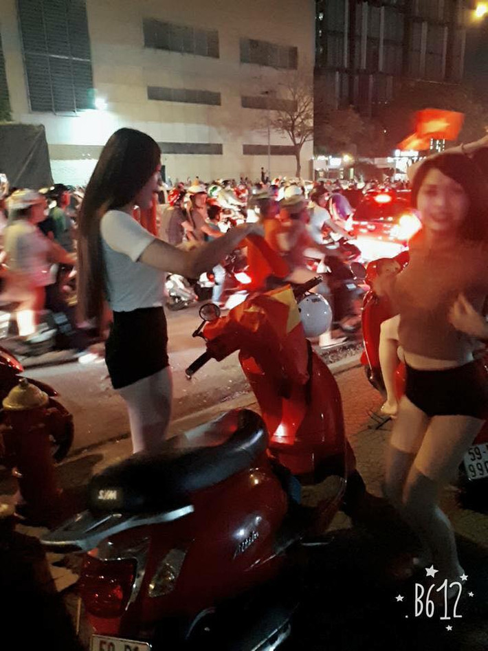Cụ thể, ngay trong tối ngày 20/1 khi đội tuyển U23 Việt Nam vừa chiến thắng tại trận tứ kết VCK U23 châu Á, dân mạng đã truyền tay nhau những bức ảnh bị coi là "quá lố" của những bạn trẻ xuống đường hòa vào dòng người ăn mừng chiến thắng.