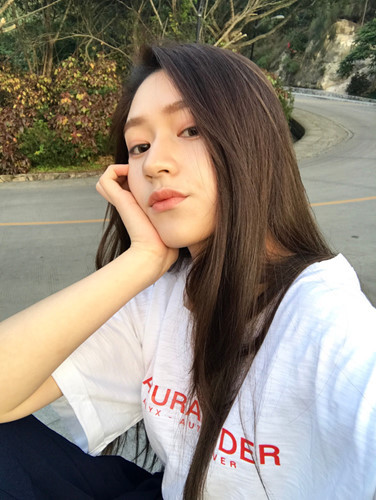 Hot girl Trung Quốc có tên Trăn Tử sinh năm 1994, đến từ Từ Hối, Thượng Hải vừa qua được nhiều cư dân mạng nhắc tới nhờ vẻ đẹp không cần son phấn nhưng vẫn khiến nhiều người phải ngây ngất ngắm nhìn.