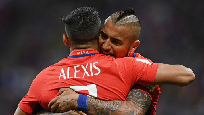 Nhà báo Maks Cardenas loan tin M.U đang để tâm đến việc chiêu mộ Arturo Vidal của Bayern Munich và dùng Sanchez ra làm mồi dụ. Ảnh: Goal