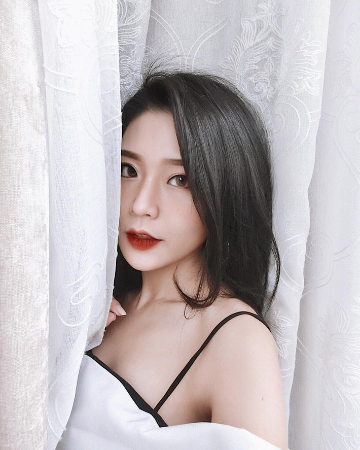 Không những vậy, Thanh Huyền còn có đôi mắt sâu hút hồn, chiếc mũi cao vút, thẳng tắp cùng đôi môi hờ hững.