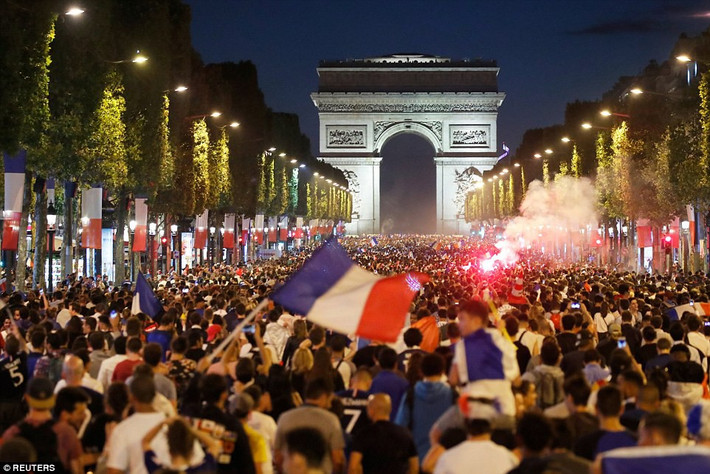Đại lộ Champs – Elysees tại thành phố Paris đã chật kín người dân đổ ra đường để ăn mừng chiến thắng của ĐT Pháp tại World Cup 2018.