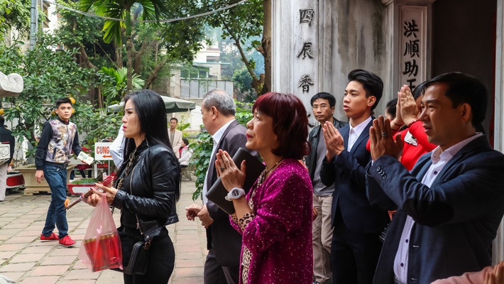 Người dân Hà Nội thành kính lễ chùa đầu năm.