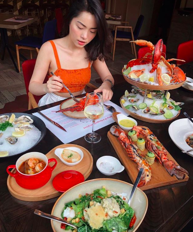 Sau đó, Hà Trúc đã phải sắp xếp lại cách ăn uống của mình sao cho khoa học để sở hữu vóc dáng như hiện tại. Nhưng niềm đam mê ăn uống vẫn âm ỉ trong hot girl 9X này, nếu xem trang cá nhân của Trúc không thiếu những bức ảnh check-in ở các nhà hàng.