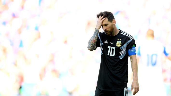 Sự bế tắc của Messi đến phần lớn từ sự vây giáp nhanh và mạnh mẽ của các cầu thủ Iceland. Tuy nhiên, cũng phải nhìn nhận rằng, El Pulga bị chăm sóc quá kĩ và bản thân câu thủ này cũng đang thi đấu không thực sự đúng phong độ của mình.