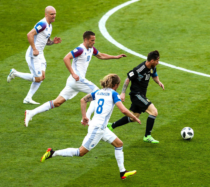 Ngay sau tiếng còi khai cuộc, Messi lặng lẽ lùi về sau đá hộ công cho Aguero để thoát khỏi sự đeo bám "có tổ chức" của các cầu thủ Iceland. Tuy nhiên, các chàng trai đến từ "Băng đảo" lại không để cho siêu sao này giữ bóng quá lâu.