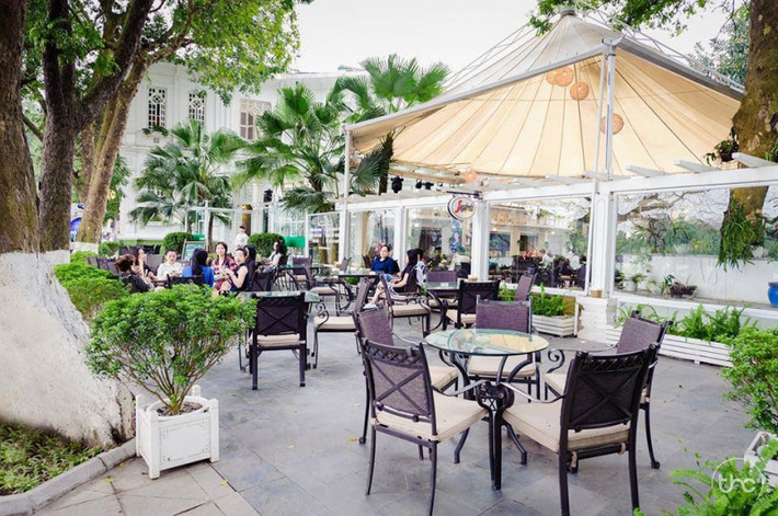 Lục Thủy có không gian thoáng đãng, vừa sang trọng lại lãng mạn, được bài trí giống như những quán cafe ngoài đường phố kiểu Châu Âu.