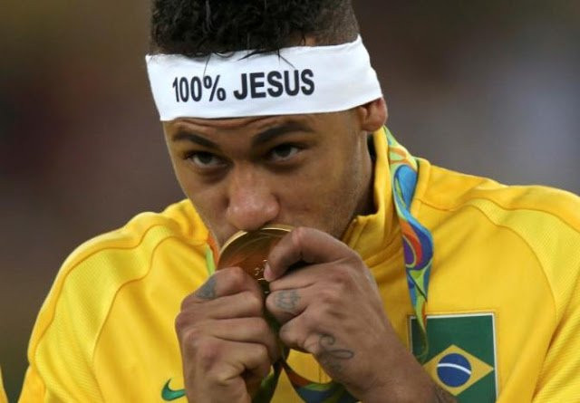 Sinh ra và lớn lên tại Brazil, đất nước toàn tòng Thiên Chúa giáo, Neymar là một trong số những ngôi sao bóng đá góp mặt tại World Cup 2018 với niềm tin tuyệt đối vào "Đấng tối cao". Mỗi khi ghi bàn hoặc trước khi vào trận đấu anh đều làm ký hiệu thánh giá để cầu may. Với Neymar - Thiên Chúa quyết định thành bại của trận đấu và khi ăn mừng anh cũng luôn nghĩ đến "Ngài" đầu tiên.