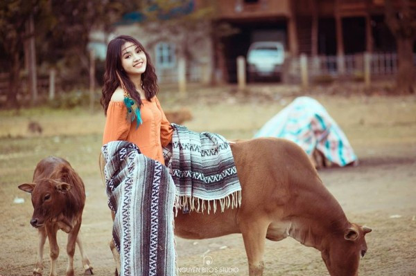 Tìm vào trang cá nhân của nữ sinh 10X có tên Linh Kiều, dân mạng sẽ bị mê hoặc bằng những bức ảnh đời thường rất xinh xắn.