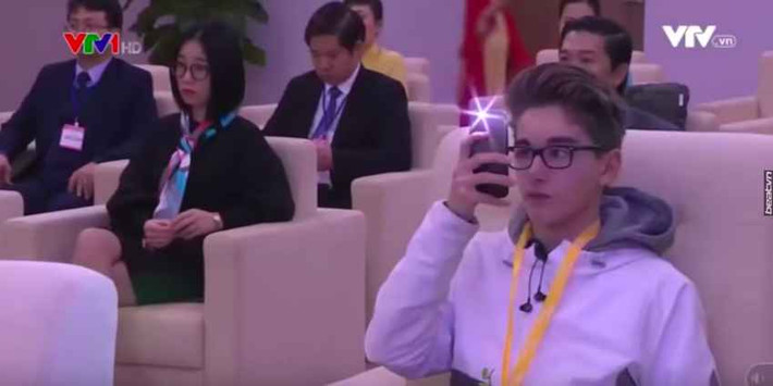 Cụ thể, trong bản tin Thời sự vào trưa ngày 1/1/2018, một anh bạn người nước ngoài có khuôn mặt khôi ngô, tuấn tú đang chăm chú chụp ảnh đã lọt vào khung hình. Dù chỉ xuất hiện có 2 giây nhưng với vẻ ngoài đẹp trai của mình, cậu bạn nhanh chóng trở nên nổi tiếng khi được cư dân mạng Việt săn lùng.