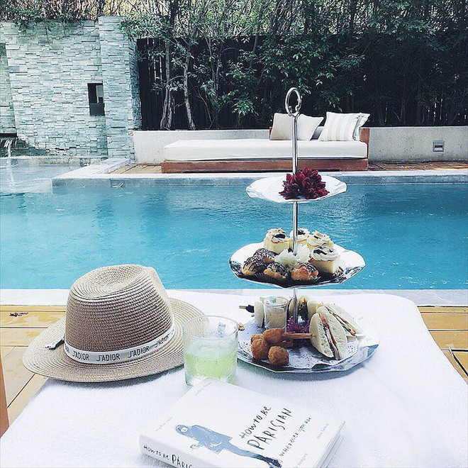 Có lẽ điểm xuất phát cho trào lưu check-in với đồ ăn ở hồ bơi chính là từ hội "rich kids", những chàng trai và cô gái nhà giàu.