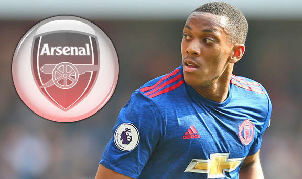 Danh thủ Charlie Nicholas cho biết Arsenal đã nhầm khi mua Mkhitaryan thay vào đó là đặt lên bàn sự trao đổi giữa Sanchez và Martial thì hay hơn rất nhiều. Ảnh: Sport Euro
