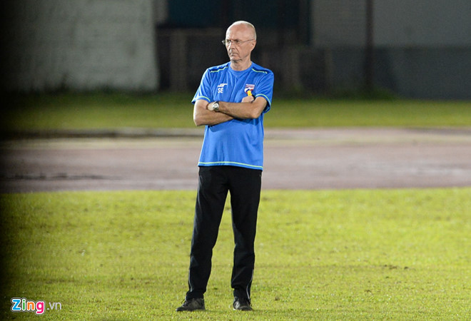 Không chỉ tập chui, HLV Sven-Goran Eriksson đã bố trí lực lượng an ninh chặn cổng không cho truyền thông vào tác nghiệp nhằm giấu bài cho đội tuyển Philippines.