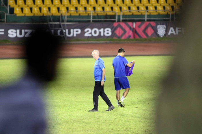 Theo quy định của BTC AFF Cup 2018, các đội tuyển dù là chủ nhà hay đội khách chỉ được phép tập trên SVĐ chính thức 1 buổi tập duy nhất. Nhưng theo phóng viên đang có mặt tại Bacolod, đội chủ nhà Philippines đã có buổi tập thứ hai trên mặt sân này.