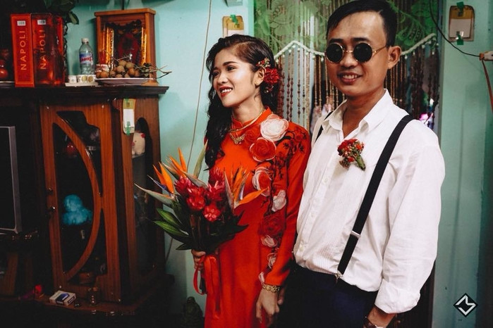 Cô dâu chú rể hạnh phúc trước sự chứng giám của gia đình hai bên và tổ tiên, ông bà.