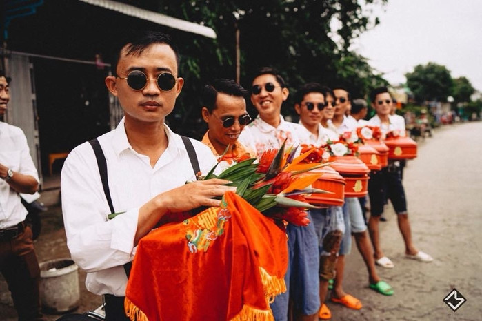 Cười tươi để lấy lòng đối phương cho phép rước dâu về dinh.