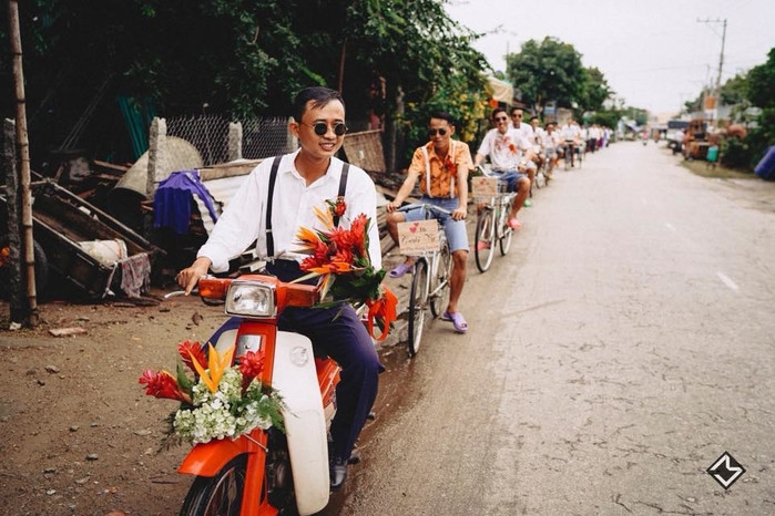 Chú rể đi xe cup thập niên 90 còn dàn nhà trai thì đi xe đạp đến để rước dâu.