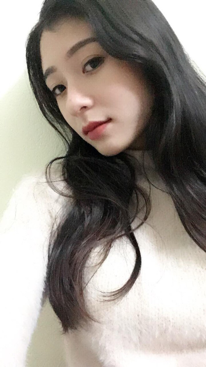 Theo tìm hiểu, Thúy Diệu không chỉ chiếm được cảm tình của các em cấp 3 tham gia tư vấn tuyển sinh nhờ gương mặt nét nào ra nét đó mà còn từ chiều cao khá chuẩn 1m65 của mình.
