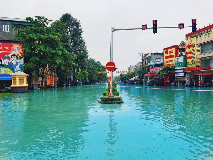 Nhiều dân mạng vì không ra đường được nên đã rảnh tay chế ảnh màu nước của một con đường ngập lụt trở nên lãng mạn.