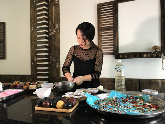 Chính vì đơn đặt hàng ngày càng nhiều cận kề Trung thu, mà các bạn trẻ phải thức khuya để làm bánh, hôm sau mới có bánh giao cho khách. Chỉ trong tháng vừa qua, đã có người có thu nhập hơn 20 triệu tiền lãi từ việc làm và bán bánh.