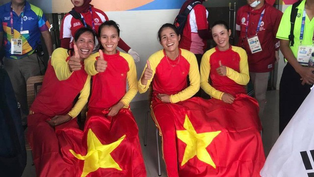 - HLV trưởng Olympic Bahrain ấm ức sau trận thua Olympic Việt Nam: Để thua 0-1 trước Olympic Việt Nam tại vòng 1/8 bóng đá nam ASIAD 2018, HLV Samir Chammam của Olympic Bahrain cho rằng trọng tài chính đã cướp bàn thắng của họ và không hài lòng về chiếc thẻ đỏ. - Olympic Việt Nam thám thính đối thủ Syria và Palestine: Trận đấu giữa Syria và Palestine có 2 vị khách đặc biệt. Đó là các trợ lý của HLV Park. Họ quay hình, ghi chép số liệu của 2 đội, bởi họ sẽ là đối thủ nếu Việt Nam vào tứ kết. - Wushu Việt Nam lại lỡ HCV Asiad 2018: Trường Giang giành HCB Asiad 2018 nội dung tán thủ hạng 56kg dành cho nam. Anh thua Shen Guoshun của Trung Quốc với tỷ số 0-2 trong trận chung kết diễn ra tại JIExpo Kemayoran (Jakarta) sáng nay (23/8).