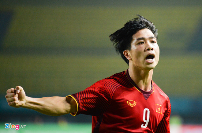 - Olympic Việt Nam gửi lời cảm ơn Đỗ Hùng Dũng và người hâm mộ: Sau khi giành chiến thắng trước Bahrain, các cầu thủ Olympic Việt Nam đã tiến đến khán đài và cùng nhau giơ cao biểu ngữ cám ơn Hùng Dũng người đồng đội vì chấn thương mà phải về nước và đặc biệt là NHM nước nhà khi liên tục đứng sau họ vượt qua khó khăn. - Đội Rowing nữ bất ngờ giúp Việt Nam giải tỏa cơn khát vàng Asiad: Sau 4 ngày chờ đợi, đoàn thể thao Việt Nam đã có HCV Asiad 2018 ở nội dung thuyền bốn nhẹ nữ mái đôi ở môn rowing với các VĐV Lường Thị Thảo, Hồ Thị Lý, Phạm Thị Thảo và Tạ Thanh Huyền. - Rowing nữ nhận "mưa" tiền thưởng sau tấm HCV Asiad: Ngay sau khi 4 nữ VĐV rowing mang về chiếc HCV đầu tiên cho Thể thao Việt Nam tại ASIAD 2018, Bộ trưởng Bộ VHTTDL, đã quyết định thưởng "nóng" cho đội tuyển Rowing nữ số tiền là 50 triệu đồng. Đoàn TTVN quyết định thưởng 600 triệu từ tiền huy động từ các nhà tài trợ. Như vậy tổng là 650 triệu ngay trong ngày 23/8.