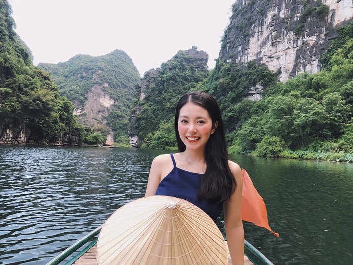 Mẫn Tiên (Nguyễn Mẫn Thủy Tiên, 22 tuổi) nổi tiếng khi là một thành viên trong "bộ ba sát thủ" Hà thành, bên cạnh Quỳnh Anh Shyn và An Japan. Sở hữu vẻ ngoài trong trẻo, ngọt ngào, 9X là gương mặt được nhiều bạn trẻ Việt yêu mến.