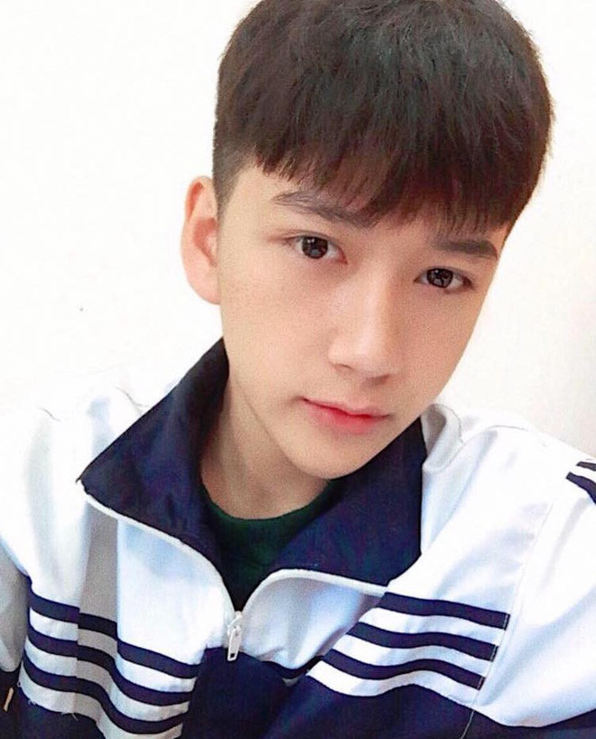 Còn với bản thân Tuấn Việt thì nghĩ rằng, mình được mọi người chú ý nhờ thường xuyên chia sẻ ảnh chụp nghệ thuật, tham gia quay các MV ngắn, làm mẫu ảnh và chăm chỉ livestream trò chuyện với mọi người trên MXH.