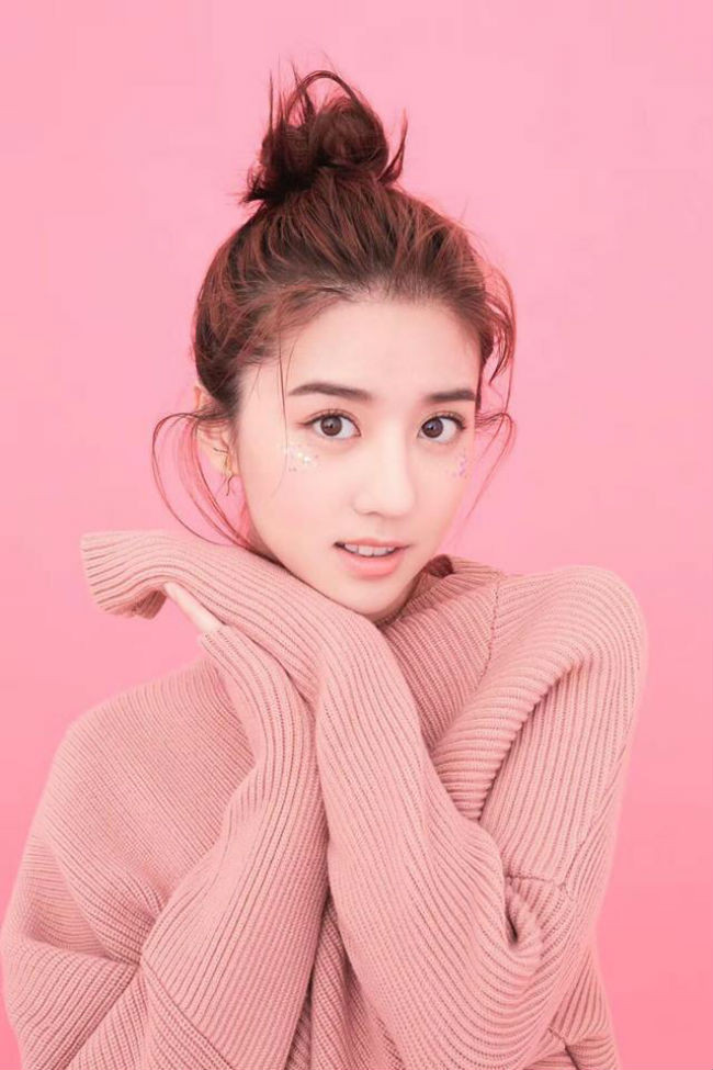Tên tuổi của Eleanor càng được quan tâm hơn khi cô xuất hiện trong quảng cáo của Apple. Đoạn quảng cáo kể về một cô gái còn đang là học sinh đã tình cờ tìm thấy một đoạn thu thanh bài hát Forever Smile trong đống đồ cũ bà.