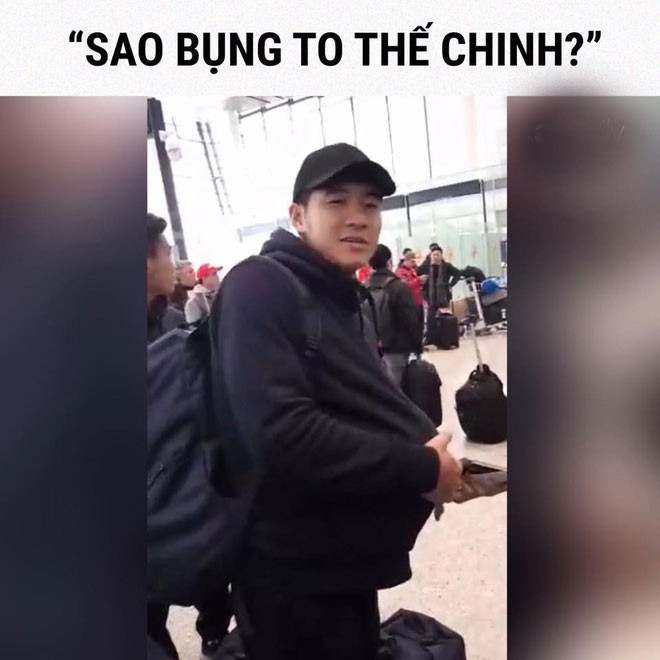 Trong lúc chờ máy bay để chuẩn bị về Việt Nam sau U23 châu Á, Đức Chinh khiến đồng đội bật cười sau khi nhét bóng vào bụng, giả vờ làm bụng bầu.
