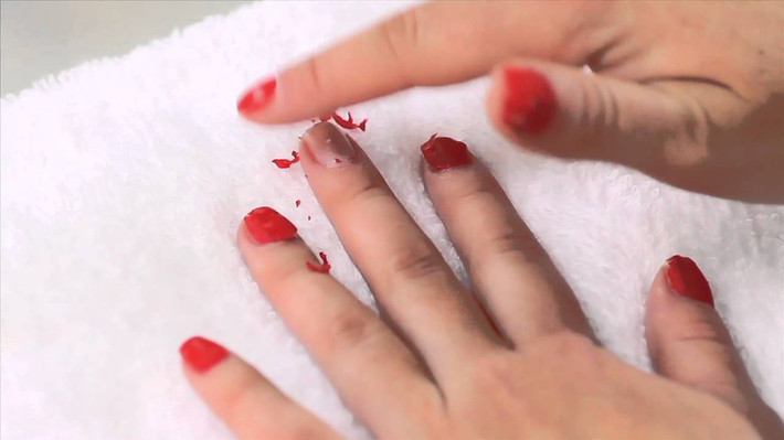 Bào chữa cho ý kiến giá bộ nail là hợp lý nickname Tuyến Phạm chia sẻ: "Giá đó là bình thường mà, có mắc hơn 1 chút thôi nhưng có thể là Tết nên như vậy". Đồng quan điểm với Tuyến Phạm là Hoàng Linh bình luận: "Mình thấy đúng ra bạn nên hỏi trước khi làm, với cả giá đó cũng là hợp lý mà".