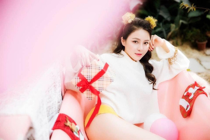 Sau một thời gian im hơi, lặng tiếng, Trâm Anh đã trở lại với phong cách quyến rũ thường thấy của mình trong bộ ảnh chào đón Giáng sinh.
